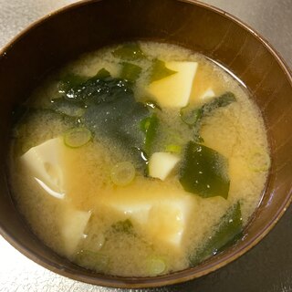 豆腐とわかめのシンプルな味噌汁！